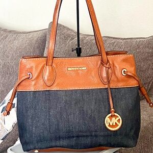 EUC Michael Kors Denim and leather shoulder bag!
Size- 14x11x6
